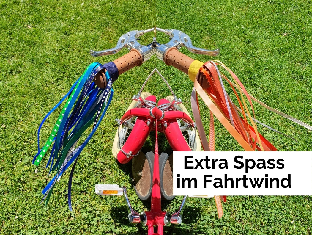 Zwei farbige Fahrradtasseln im Fahrtwind.