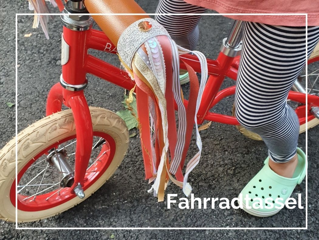 Eine Fahrradtassel ist an einem Laufrad befestigt.