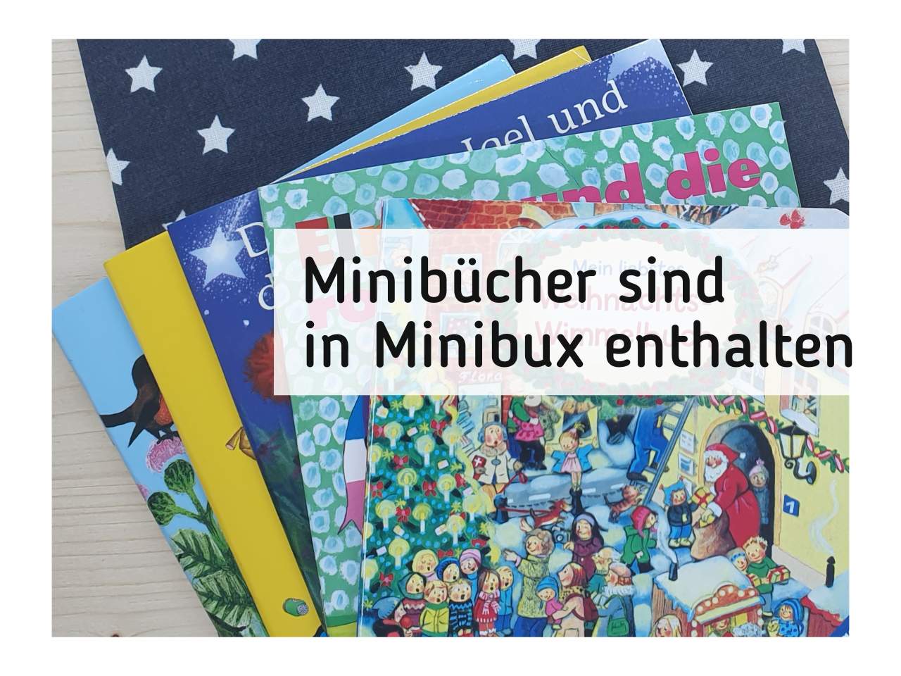 Verschiedene Pixibücher liegen auf einem Tisch.