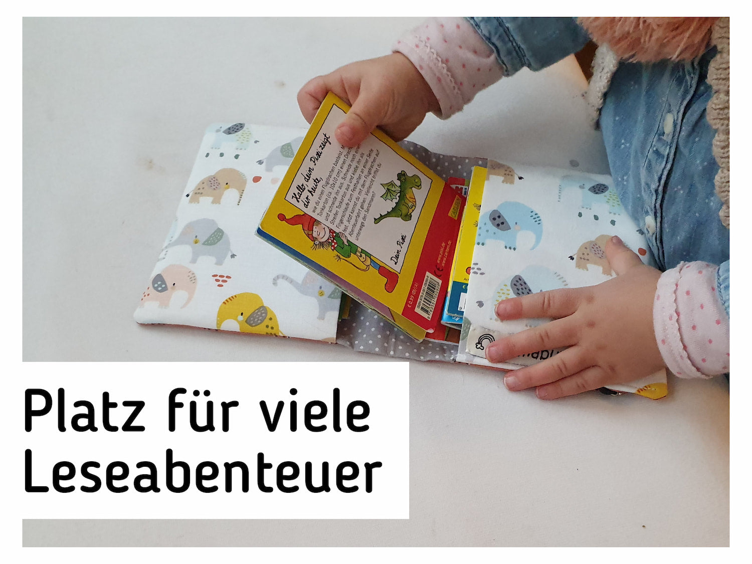 Ein Kind zieht ein Pixibuch aus einer Pixibuchhülle.